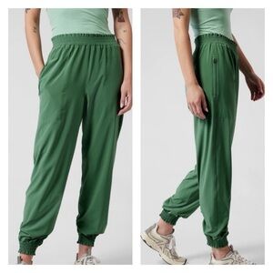NWOT Athleta Savannah Jogger in vineyard green - 10